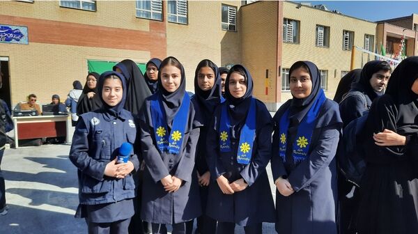 اولین نمایشگاه ماها در دبیرستان فرزانگان ۲ دوره دوم ناحیه ۷ مشهد