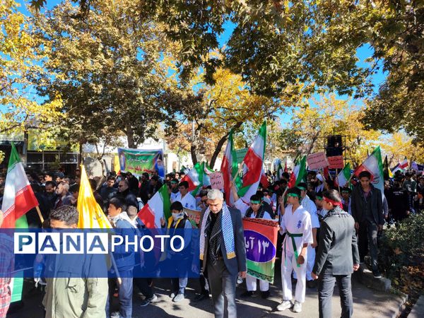 طنین شعارهای ضد استکباری در شاندیز