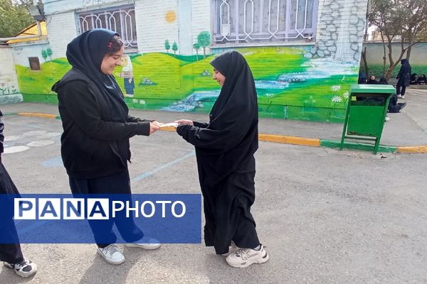 توزیع پاکت‌های امر به معروف و نهی از منکر در دبیرستان دخترانه دلیری