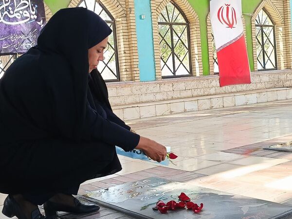 مراسم غبارروبی گلزار شهدا با حضور دانش‌آموزان و خانواده‌های شهدا