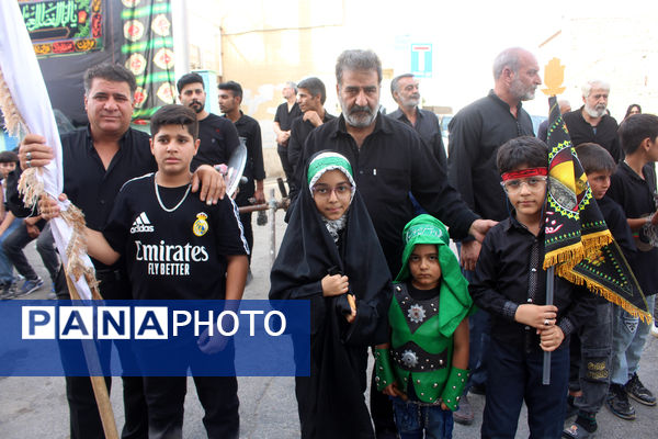 حضور پرشور کودکان قمی در دسته‌های عزاداری روز تاسوعا 
