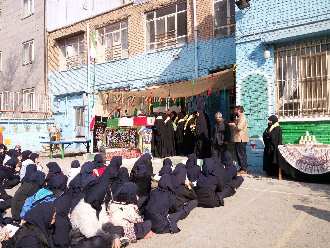 دبیرستان متوسطه اول دخترانه انقلاب میزبان شهید گمنام شد 