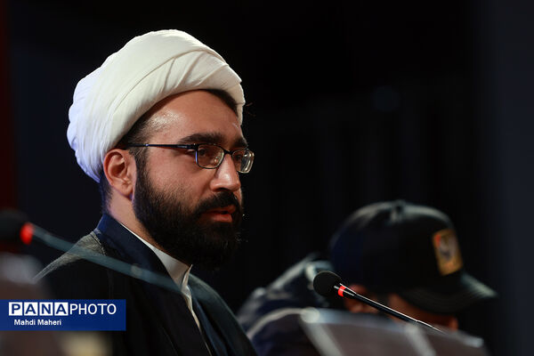 نشست نقد و بررسی فیلم «غوطه‌ور» در چهل و چهارمین جشنواره ملی فیلم فجر