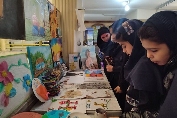 نمایشگاه دست سازه‌های مدرسه مریم بهارستان دو