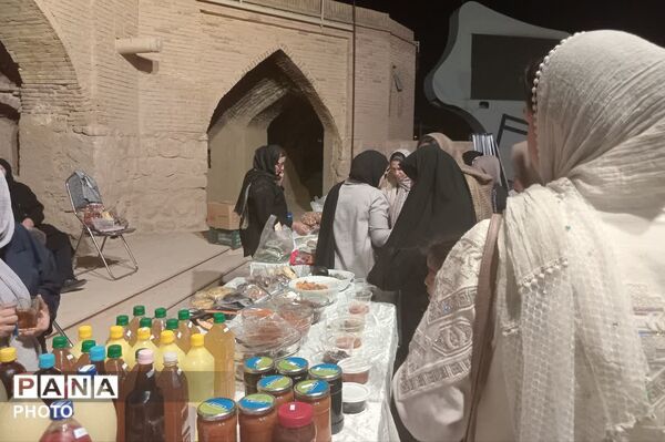 نمایش آثار هنری و مشاغل خانگی در کاروانسرای زکی‌خانی زرقان
