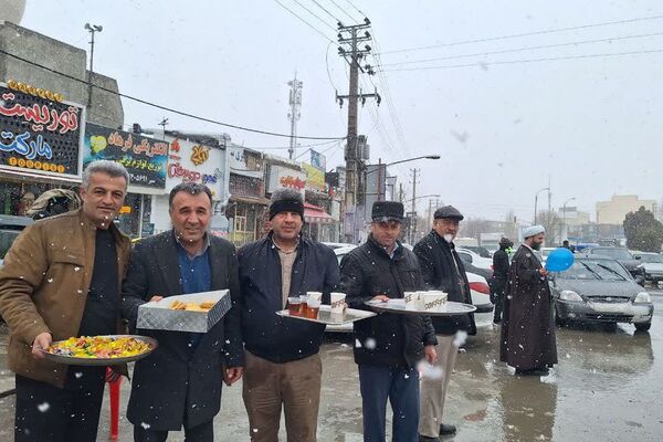 دهه فجر در آینه خدمات مردمی؛ برپایی میز خدمت و ایستگاه صلواتی