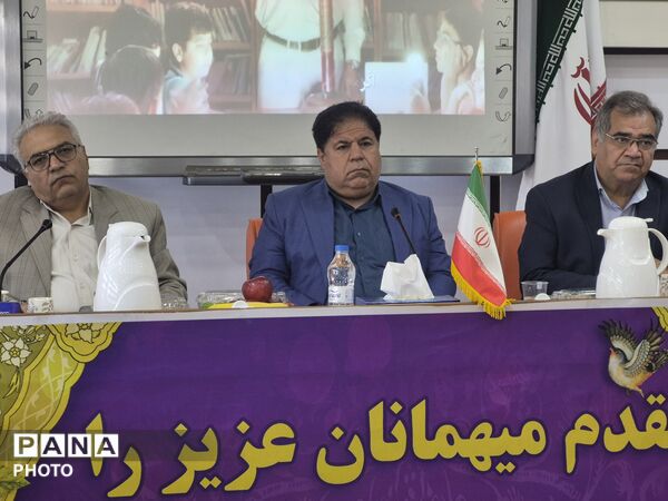 معلمان نمونه در قاب افتخار آموزش و پرورش منطقه ۵