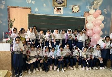 جشن شکوفه های دبستان فرهنگیان  آباده با  عطرگل و لبخند امید 