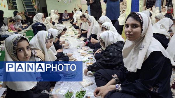 مراسم افطاری در دبستان دخترانه شهید باهنر با حضور دانش‌آموزان و اولیاء