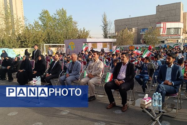 دانش‌آموزان دبستان معمارزاده در سیزده آبان