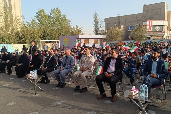 دانش‌آموزان دبستان معمارزاده در سیزده آبان