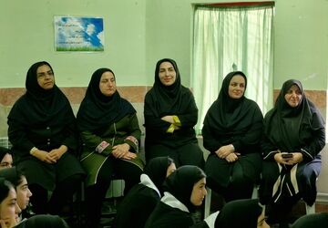 بزرگداشت مقام معلم در دبیرستان مائده گلوگاه 