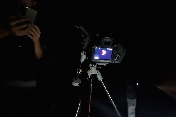 ماه در نقاب سایه زمین 