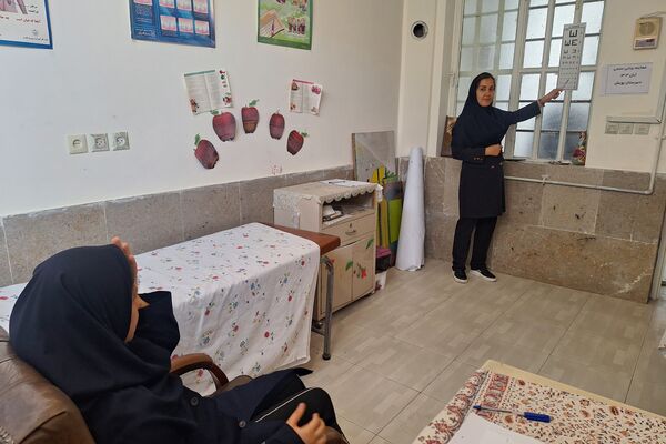 بینایی سنجی و توزیع قرص آهن در آموزشگاه پویش ناحیه ۳شیراز 