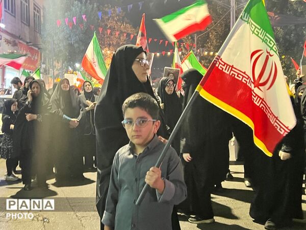 حضور باشکوه مردم کرج در  امام زاده حسن برای صدو بیست دومین شب حماسه
