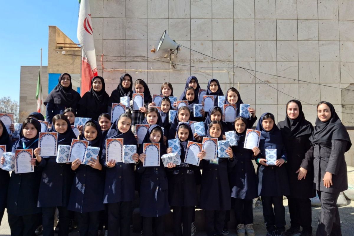 تقدیر از رتبه های برتر درسی در دبستان مریم بهارستان دو