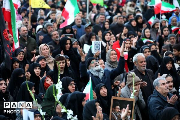 تجدید بیعت مردم ولایت‌مدار همدان با آرمان‌های انقلاب در لحظه تحویل سال