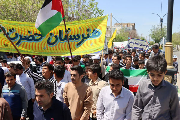 راهپیمایی دانش‌آموزان جعفرآباد قم در اعلام حمایت از عملیات وعده صادق