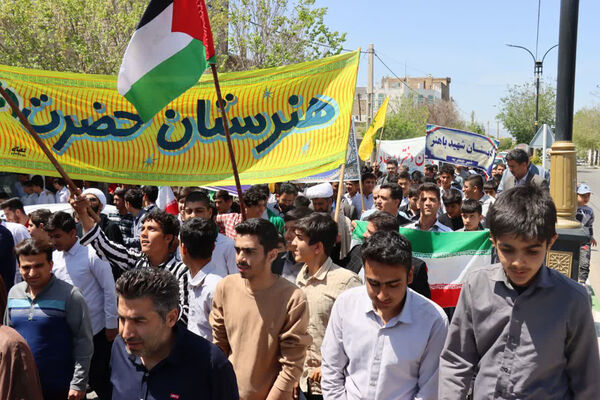 راهپیمایی دانش‌آموزان جعفرآباد قم در اعلام حمایت از عملیات وعده صادق