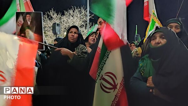 زن و مرد و پیر و جوان این شب ها در اجتماعات خیابانی شهر بار 