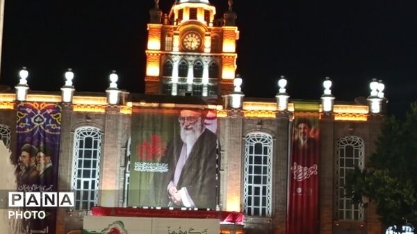 ایستاده در میدان ساعت تبریز