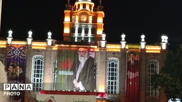 ایستاده در میدان ساعت تبریز