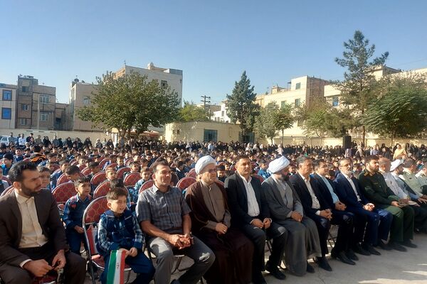نواختن زنگ بازگشایی مدارس در دبستان علی بن ابیطالب(ع) باقرشهر