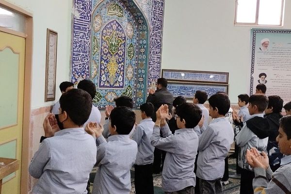 گفت‌وگوی آموزشی پس از اقامه نماز جماعت در دبیرستان شهید چمران