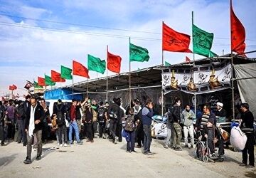 ما را حسین(ع) دور خودش جمع می‌ کند 

