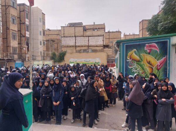 مراسم جشن عاطفه‌ها با یاد و خاطره شهید سید حسن نصرالله در دبیرستان میرزا جعفر سروقد