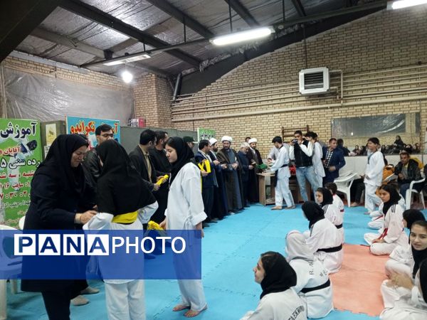 اهدای کمربند به تکواندو کاران فاروجی