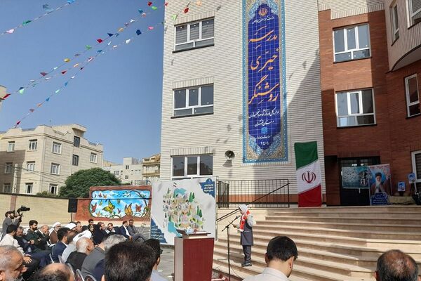 طلوع علم در مدرسه روشنگر با نغمه زنگ مهر