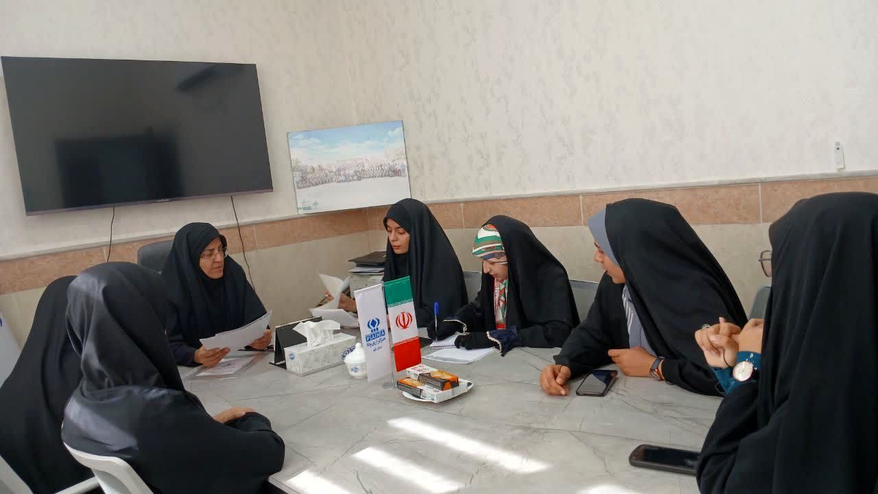 دانش آموزان با شرکت در راهپیمایی ۱۳ آبان روحیه انقلابی خود را به نمایش می گذارند