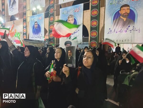 گردهمایی دبستانی های یزدی در گرامی‌داشت یاد دانش آموز شهید تیارا صادقی