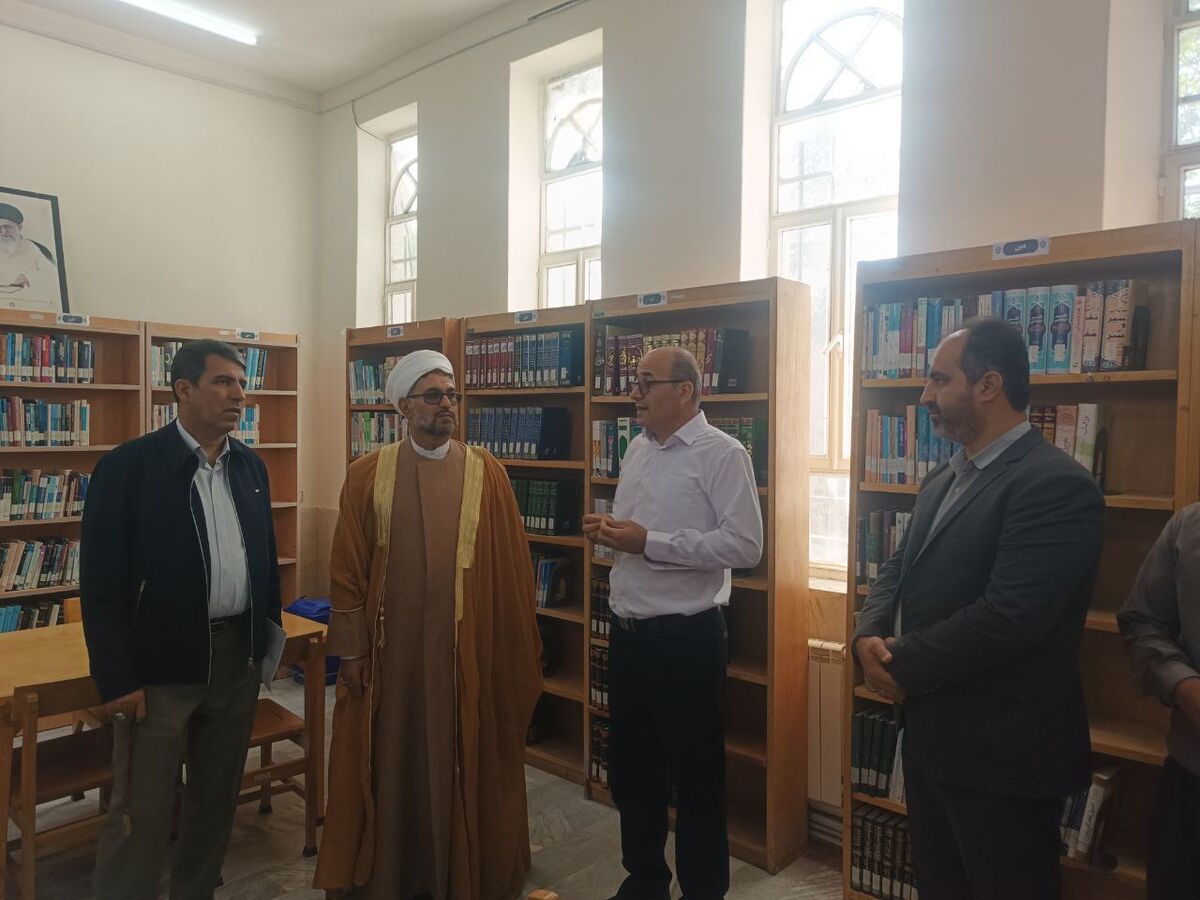 بازدید مسئولان از کتابخانه عمومی شهید دکتر مجید شهریاری دهگلان و تأکید بر لزوم توسعه زیرساخت‌ها