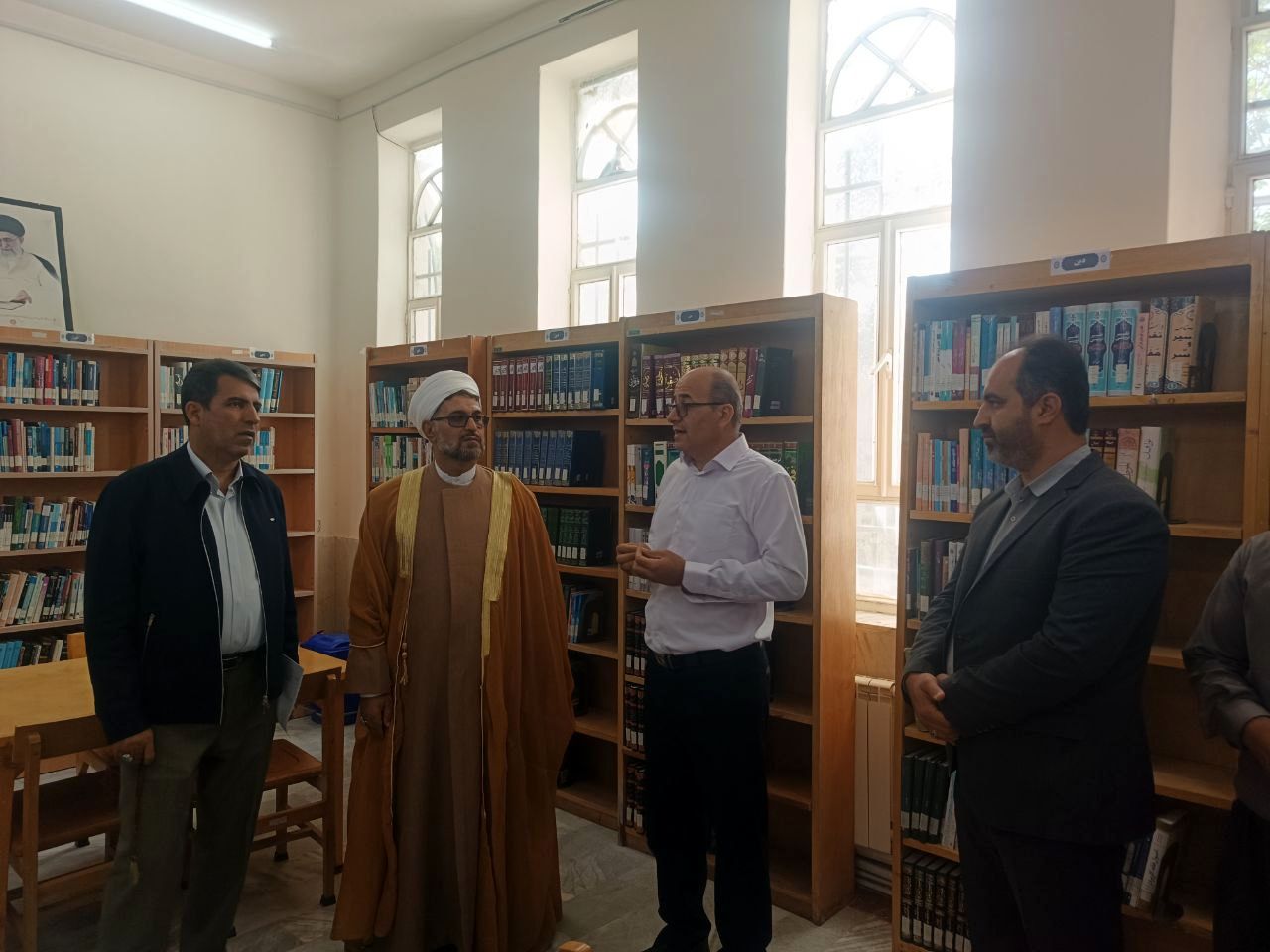 بازدید مسئولان از کتابخانه عمومی شهید دکتر مجید شهریاری دهگلان و تأکید بر لزوم توسعه زیرساخت‌ها