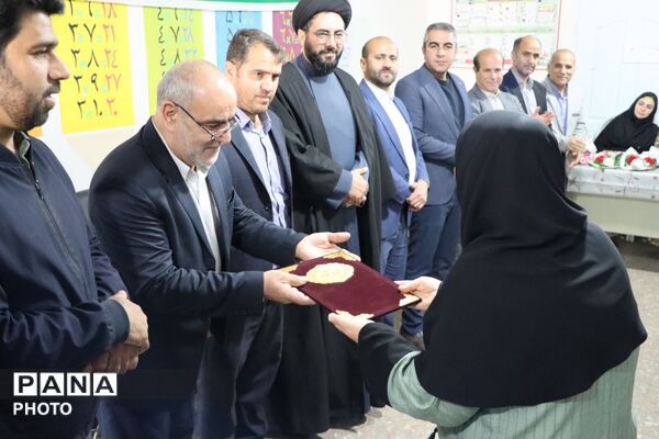 تجلیل مسئولان لاهیجان از معلمان در هفته بزرگداشت مقام معلم
