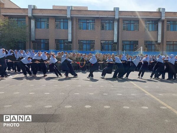 جشن همدلی در دبیرستان پونه رونقی منطقه ۱۵