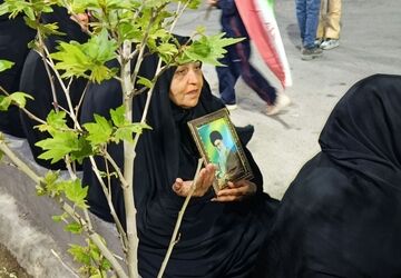 پرچم برافراشته در دست مردمان گلباف