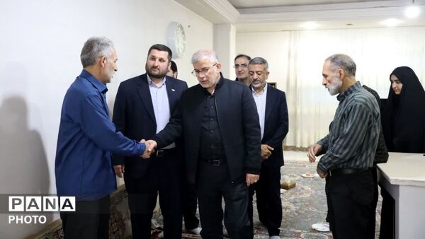 دیدار استاندار البرز و نماینده رئیس مجلس شورای اسلامی با خانواده معظم شهدا