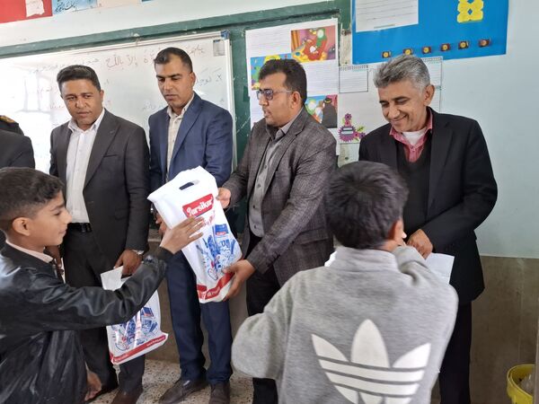 اهدای بیش از ۷۰ بسته لوازم التحریر ایرانی به دانش آموزان 