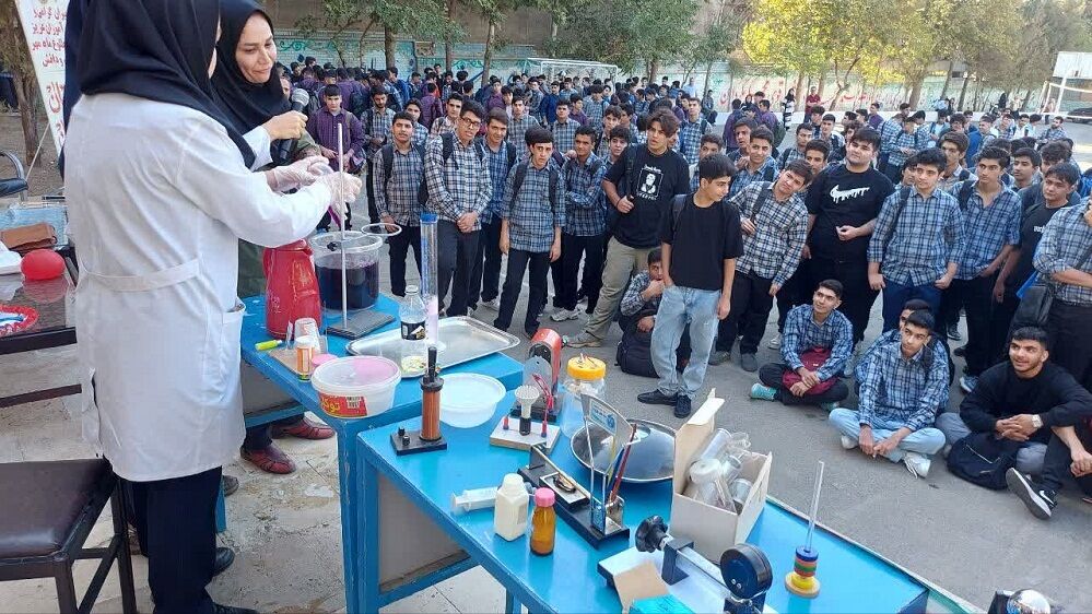 برگزاری کارگاه‌های علمی پژوهش‌سرای خوارزمی در دبیرستان امام جعفر صادق(ع) ناحیه سه کرج 