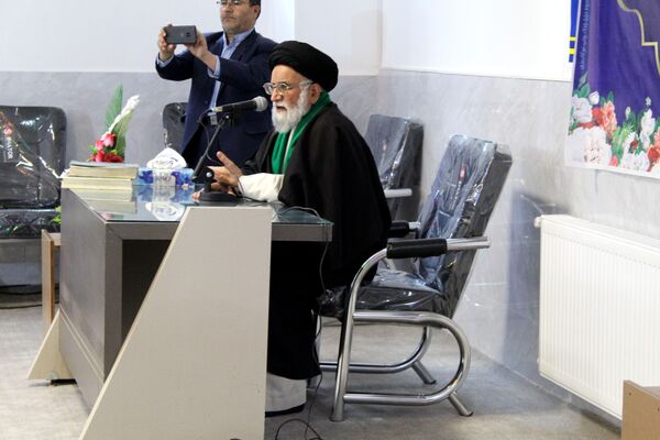 مراسم تجلیل امام جمعه از مسئولان ادارات همکار در میزخدمت نیشابور 