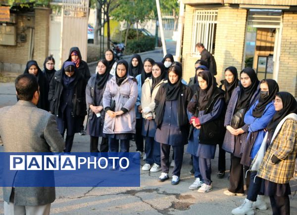 آیین بدرقه دانش‌آموزان دختر ناحیه یک شهرری به اردوی راهیان پیشرفت