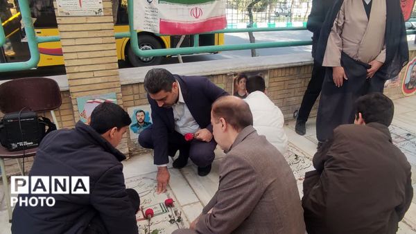 گلباران مزار شهدا به‌مناسبت آغاز هفته کانون‌های فرهنگی و تربیتی در قم