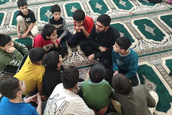 اعتکاف دانش آموزی در مسجد حضرت ابوالفضل قیامدشت