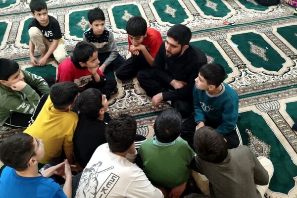 اعتکاف دانش آموزی در مسجد حضرت ابوالفضل قیامدشت