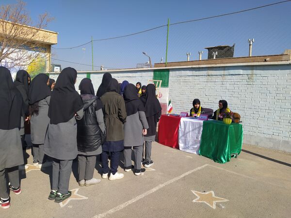 انتخابات شورای دانش آموزی در دبیرستان دخترانه امید 