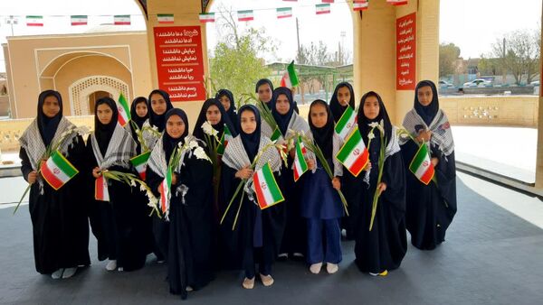 ادای احترام دانش‌آموزان میبدی به شهدای جنگ تحمیلی 
