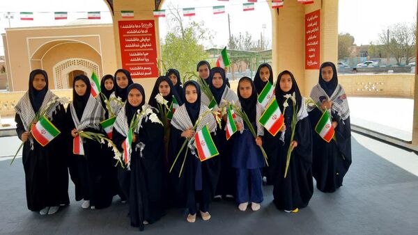 ادای احترام دانش‌آموزان میبدی به شهدای جنگ تحمیلی 